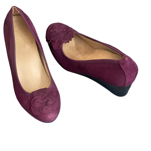 VIONIC PURPLE SUEDE WEDGES
Heels TOE FLOWERS EUC
Formal Wedding size 9.5 - Picture 1 of 14